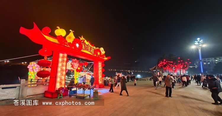 20260216苍溪县城水幕广场春节彩门02