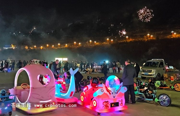 20260218苍溪县城水幕广场过年七天乐005